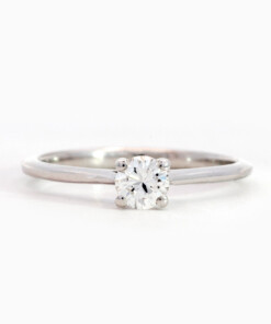 Bague en or blanc 18 cts avec diamant (taille 53)