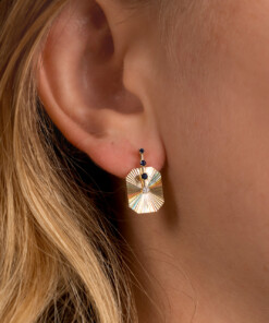 Alternative view of Oorringen in geel goud 18 kt met diamant en saffier