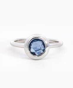 Ring in wit goud 18 kt met saffier